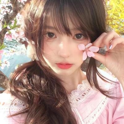 微光下的蓝色男孩